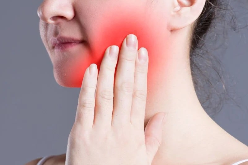 dấu hiệu nhiễm trùng sau khi nhổ răng khôn