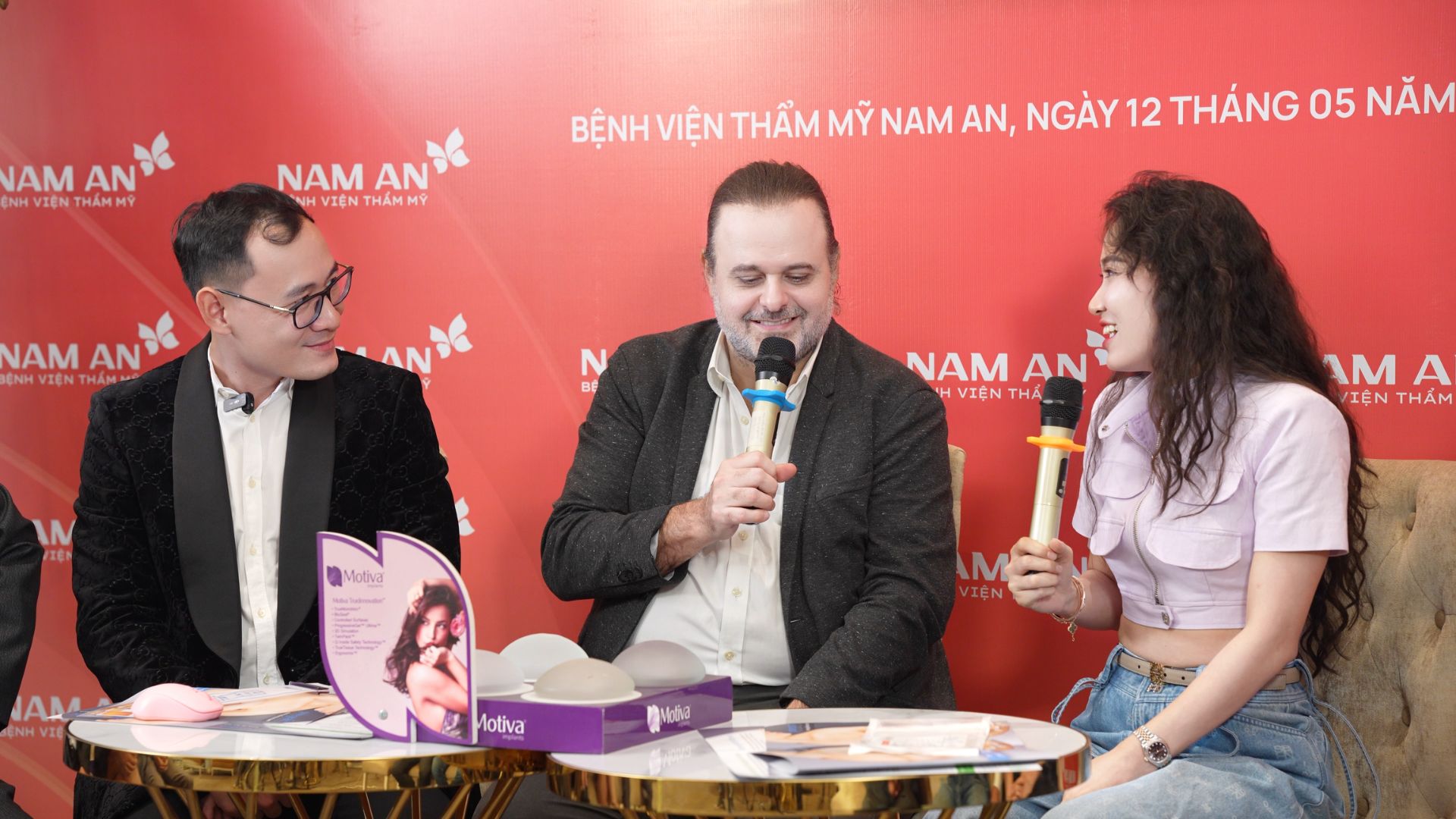BVTM Nam An Đón Chuyên Gia Nâng Ngực Marcos Sforza (4)