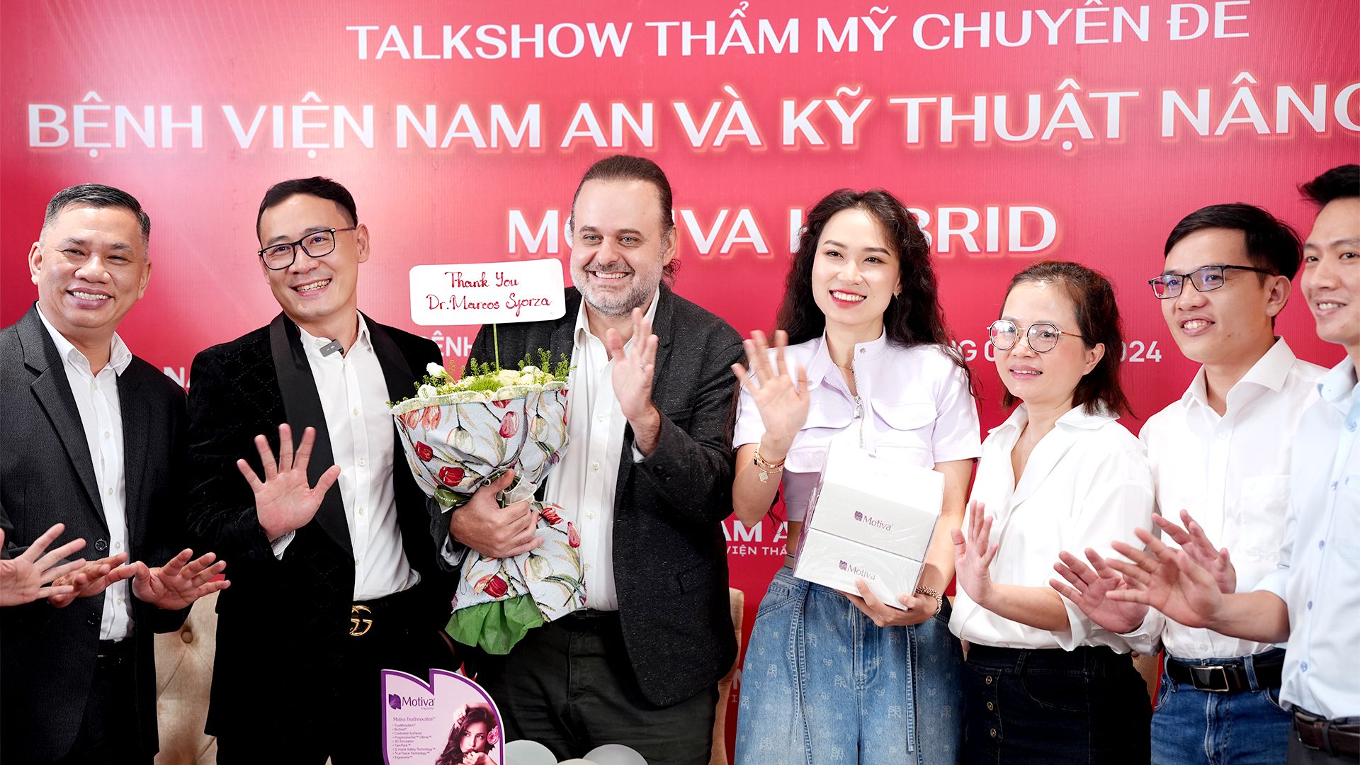 BVTM Nam An Đón Chuyên Gia Nâng Ngực Marcos Sforza (6)