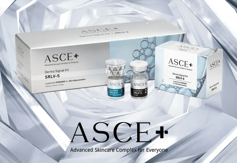 Exosome – Liệu pháp chất tiết tế bào gốc được phát hiện từ lâu, tuy nhiên đến nay Exosome mới thật sự trở thành “gương mặt sáng giá” trong lĩnh vực y học tái tạo, được ứng dụng mạnh mẽ trong da liễu thẩm mỹ, đặc biệt là công cuộc chống lão hóa.
Exosome là gì?
Exosome là những túi ngoại bào được tế bào sống trong cơ thể tiết ra, được bao bọc bởi lớp lipid kép và lớp protein bề mặt. Exosome có kích thước từ kích thước siêu nhỏ 30-200nm (chỉ bằng 1/200 kích thước tế bào) chứa các yếu tố tăng trưởng, lipid, miRNA – đủ để phục hồi cho da tương tự như thế bào gốc.
So với tế bào gốc, Exosome lại có những đặc tính vượt trội hơn:
*Kích thước hạt nano
Kích thước tế bào thông thường là khoảng 10,000-30,000 nanomet (nm) nhưng exosome chỉ khoảng từ 0-200nm (chỉ bằng 1/100 kích thước tế bào. Exosomes có cấu trúc màng lipid kép dễ dàng xâm nhập vào da thông qua áp lực vì vậy các biện pháp trị liệu không cần phải xâm lấn hoặc chỉ cần sử dụng kim có kích thước cực nhỏ; mang tới hiệu quả điều trị cao, phù hợp yếu tố thẩm mỹ và không mất nhiều thời gian hồi phục da sau khi trị liệu bằng Exosome.
* Ít rủi ro bị hệ miễn dịch đào thải
Exosome không phải là tế bào, chỉ đóng vai trò như là chất mang, xuất hiện ít kháng nguyên trên bề mặt màng ngoài, hệ thống miễn dịch khó nhận biết và hiện diện rủi ro thấp hơn khi truyền vào cơ thể người.
* Chứa lượng yếu tố tăng trưởng nhiều hơn
Mang những đặc tính tương tự tế bào mẹ (tế bào gốc) nhưng Exosome lại chứa lượng yếu tố tăng trưởng gần gấp ba lần, nhiều yếu tố tăng trưởng hơn sẽ đồng nghĩa với khả năng phục hồi và hồi sinh các tế bào tốt hơn.
Bảng thành phần đắt giá có trong Exosome Asce+
Tái tạo làn da, tạm biệt lão hóa với tế bào gốc Exosome Asce+
5 tỷ Exosome
1008 yếu tố tăng trưởng.
373 loại protein
598 MiRNA
1008 yếu tố tăng trưởng & Protein
Cấu tạo bên trong tế bào gốc Exosome chứa DNA, RNA, microRNA và nhiều chất tăng trưởng tế bào EGF, IGF, HGF, VEGF, FGF … Sản phẩm chứa tới 15 tỷ vì hạt Exosome làm tăng độ dày của da lên 20% và tăng khả năng sản sinh collagen lên 30%.
Tác dụng của Exosome?
Meso Exosome giúp vận chuyển thành phần hoạt chất nhanh hơn, sâu hơn và hiệu quả hơn, ứng dụng trong giải pháp Mesotherapy giúp tối đa hóa hiệu quả trị liệu.
Xu hướng làm đẹp mới với siêu dưỡng phục hồi, tế bào gốc Exosome Asce+ mang lại một làn da trẻ hóa
Exosome Asce giúp chống lão hóa, chống nếp nhăn và điều trị viêm
Sửa chữa những vùng da bị tổn thương, chữa lành vết thương nhanh chóng.
Tăng sinh collagen và elastin giúp gia tăng độ đàn hồi và săn chắc cho da.
Chống oxy hóa và ngăn chặn tăng sắc tố mang lại làn da trắng sáng, mịn màng
Đánh bay những đốm nâu xỉn màu, thâm nám, tàn nhang, đồi mồi và điều trị lỗ chân lông.
Cung cấp nước và giữ ẩm cho da, mang lại vẻ mọng nước căng bóng cho làn da.
Đối tượng sử dụng
Muốn làm đẹp da căng bóng, thu nhỏ lỗ chân lông
Da mỏng yếu, dễ kích ứng do treatment sai cách
Bị viêm da cơ địa hay bị sẹo thâm đỏ
Da mất nước, khô, lão hoá, nám, và lỗ chân lông to
Da dễ nổi mụn
Lưu ý khi sử dụng
Hiệu quả có thể khác nhau tùy theo cơ địa người dùng
Cần phải có chỉ định từ Bác sĩ, không nên tùy ý sử dụng
Tránh xa tầm tay của trẻ em
Tránh tiếp xúc trực tiếp với ánh nắng mặt trời, bảo quản nơi khô ráo thoáng mát
Tránh tiếp xúc với mắt
Kết luận
Y học tái tạo ngày càng được ứng dụng cao trong cộng đồng y khoa. Theo đó, Exosome tham gia vào quá trình làm lành cũng như tái tạo của cơ thể. Đây là kỹ thuật tiêm vi điểm bằng tinh chất để điều trị nám, làm chậm quá trình lão hóa, giúp da căng bóng, sáng mịn. Nhiều khách hàng khi đến với Nam An đều lựa chọn phương pháp làm đẹp này để lưu giữ nét đẹp thanh xuân.