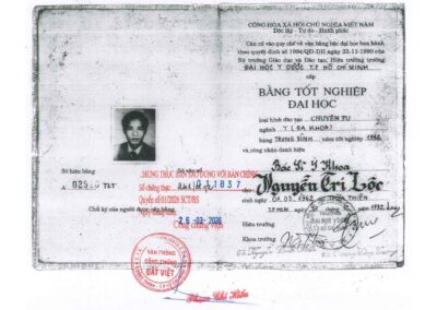 1992 - Bằng tốt nghiệp Đại học ngành Y (Đa khoa) tại Đại học Y Dược TP. Hồ Chí Minh